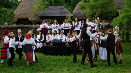 Elevii Școlii Populare de Artă ”Liviu Borlan” Baia Mare vă așteaptă la spectacolul lor de final de an