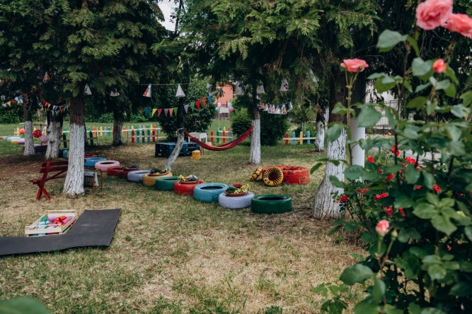 Ingenios: La Grădinița cu Program Prelungit Nr. 28 Baia Mare a fost amenajată o grădină de relaxare, liniște și învățare (FOTO)
