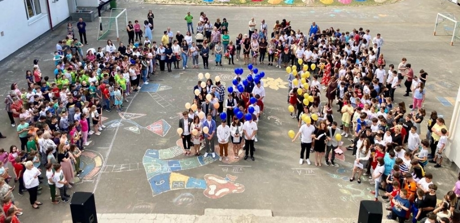 Un nou început: Clopoțelul a sunat pentru ultima dată pentru absolvenții claselor a VIII-a (FOTO)