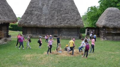 44 de copii din Cluj-Napoca, în vizită la Muzeul Județean de Etnografie și Artă Populară Maramureș