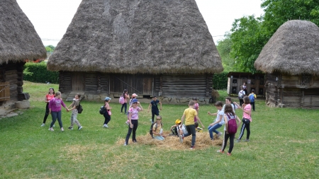 44 de copii din Cluj-Napoca, în vizită la Muzeul Județean de Etnografie și Artă Populară Maramureș