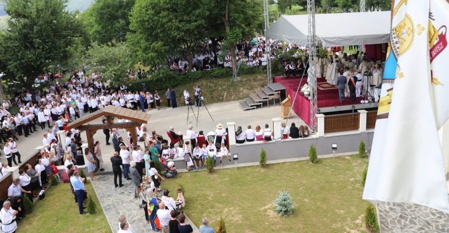 În a doua zi de Rusalii: A fost târnosită biserica Parohiei Ortodoxe Peteritea