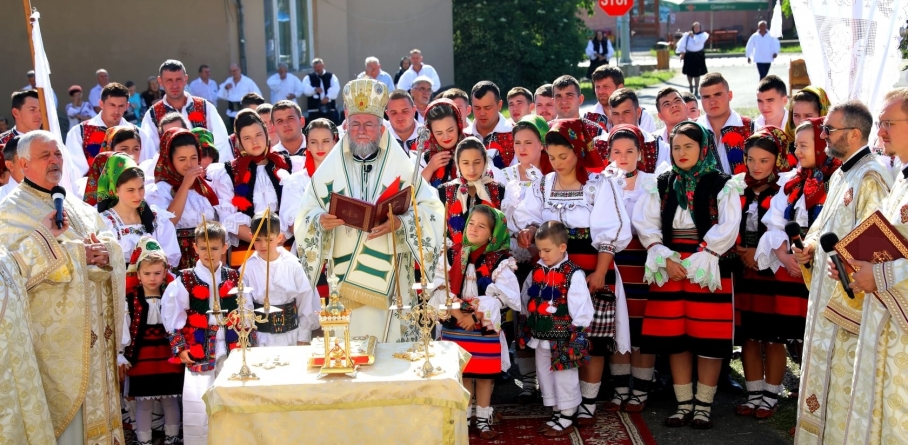 A fost târnosită biserica din localitatea Sat Șugatag (FOTO)