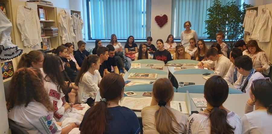 La Biblioteca Județeană: Elevii de la „Racoviță” au sărbătorit în avans Ziua Iei