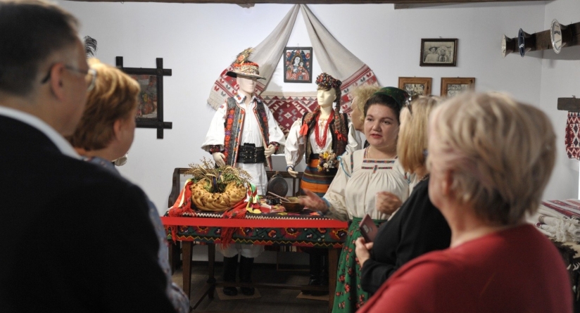 Expoziția temporară „Identitate românească – obiceiuri de nuntă din Maramureș” a fost vernisată la Muzeul Satului Bucovinean din Suceava