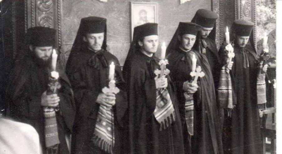 În urmă cu 28 de ani, la Rohia, șase tineri au luat calea călugăriei; Cine sunt ei azi (FOTO)