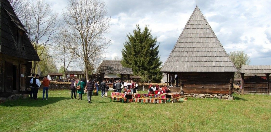 De Sânziene: „Îmbracă o cămeșă și hai la muzeu… în șezătoare”