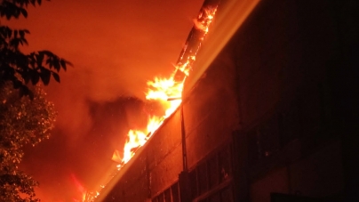 Acoperișul unei hale de producție șuruburi din Sighetu Maramației a fost cuprins de flăcări