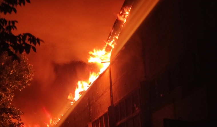 Acoperișul unei hale de producție șuruburi din Sighetu Maramației a fost cuprins de flăcări