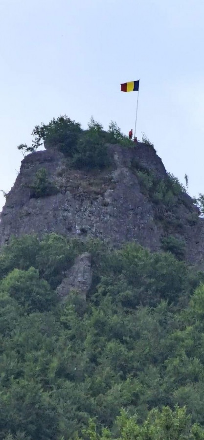 Zi cu semnificație deosebită: De 12 ani drapelul național este rearborat, an de an, pe stânca Piatra Bulbucului