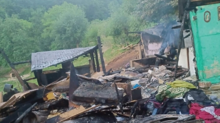 Apel caritabil la noi: Acum în Maramureș o familie căreia i-a ars casa toată are clar de noi nevoie! Persoane:opt; părinți, cinci băieți și o fată!