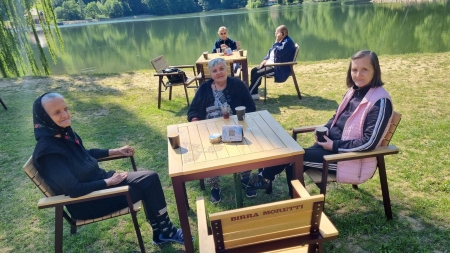 Pentru toți este vacanță: În județul Maramureș mare bucurie a celor care sunt beneficiari ai căminului Baia Mare! Plimbare minunată prin teritoriu!