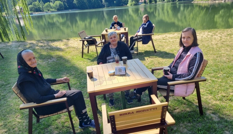 Pentru toți este vacanță: În județul Maramureș mare bucurie a celor care sunt beneficiari ai căminului Baia Mare! Plimbare minunată prin teritoriu!