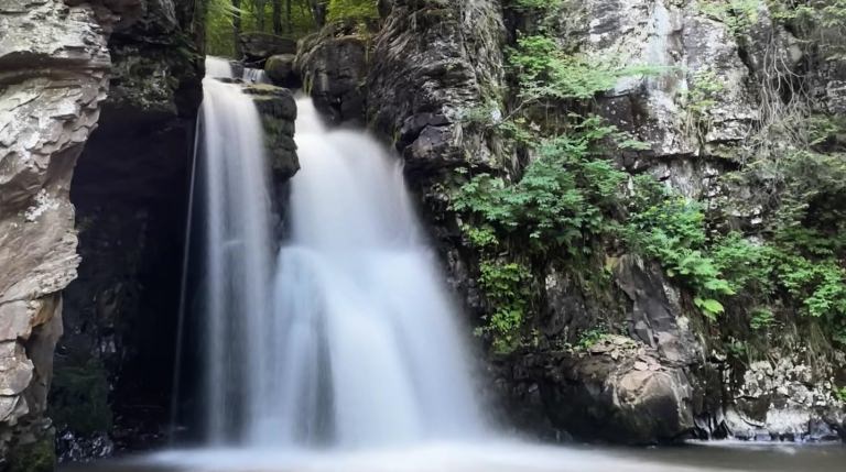 Frumusețile de la noi: În nordul Maramureșului avem obiectiv turistic unic în țara noastră! Despre Cascada Șipot în Săpânța, categoric o minunăție!