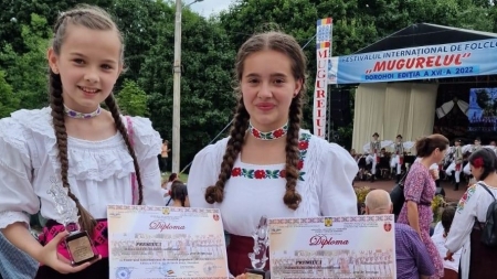 Și avem copii talentați: Din nou artistele din Maramureș fac legea la festivalurile naționale de folclor! Patricia Moldovan și Raisa Vlășan, Bravo!