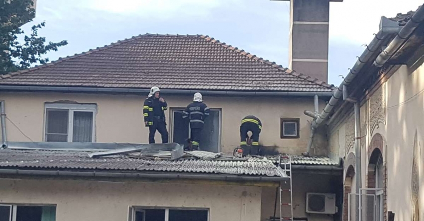 Alertă forțe de intervenție: La Spitalul Municipal Sighetu Marmației un incendiu a cuprins acoperișul clădirii CPU. S-au evacuat urgent persoanele!