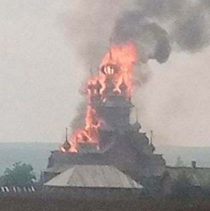 Ucrainenii îi acuză pe ruși că au bombardat o biserică din lemn, veche de peste 100 de ani. „Un rânjet al lumii barbare ruse”