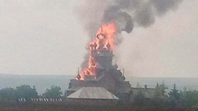 Ucrainenii îi acuză pe ruși că au bombardat o biserică din lemn, veche de peste 100 de ani. „Un rânjet al lumii barbare ruse”