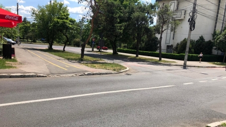 Gafă mare de marcaj: În Baia Mare linia continuă a încurcat și calea pietonilor, și pista de biciclete! La intersecția str. Victoriei și Caragiale!