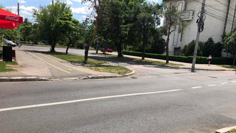 Gafă mare de marcaj: În Baia Mare linia continuă a încurcat și calea pietonilor, și pista de biciclete! La intersecția str. Victoriei și Caragiale!