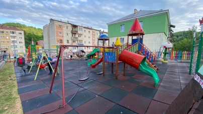 Uriașă bătaie de joc: În orașul maramureșean Cavnic autoritățile iau în vizor parcul copiilor! Joaca celor mici, încurcată de manierele celor mari!