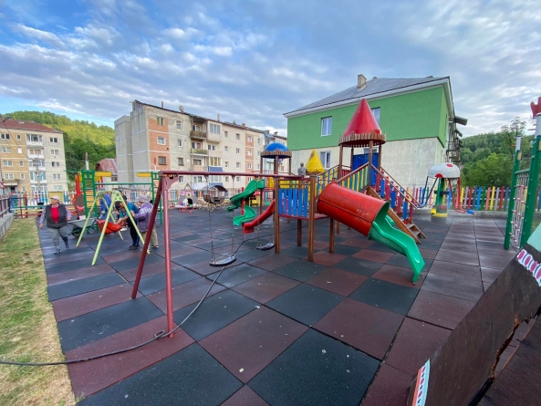 Uriașă bătaie de joc: În orașul maramureșean Cavnic autoritățile iau în vizor parcul copiilor! Joaca celor mici, încurcată de manierele celor mari!