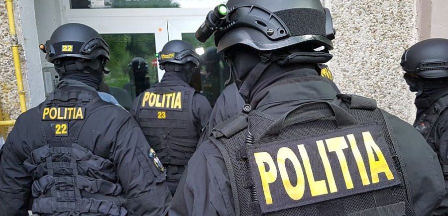 Polițiștii și trupele speciale au descins la locuința pistolarului de 54 de ani din Recea