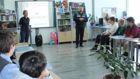 Polițiștii maramureșeni îi încurajează pe elevi să spună „nu drogurilor” și în vacanță