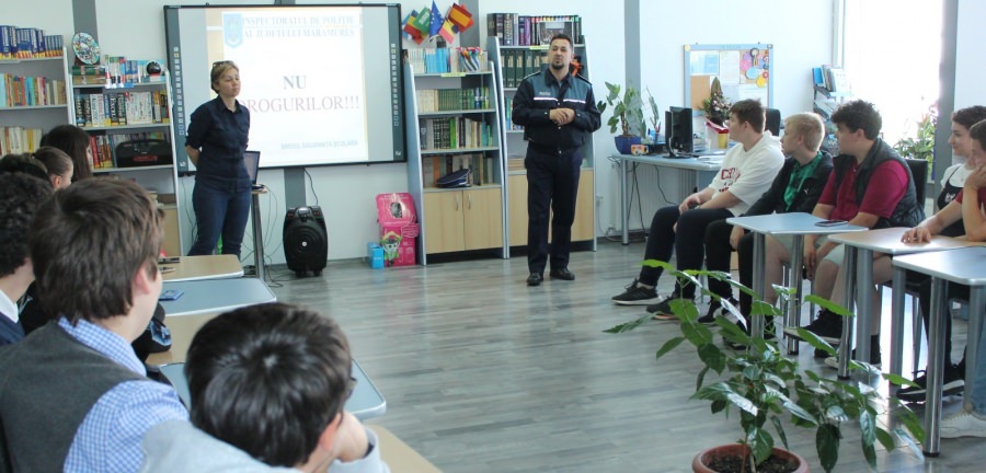 Polițiștii maramureșeni îi încurajează pe elevi să spună „nu drogurilor” și în vacanță