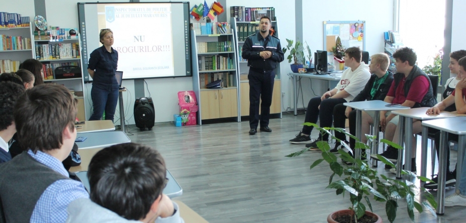 Polițiștii maramureșeni îi încurajează pe elevi să spună „nu drogurilor” și în vacanță