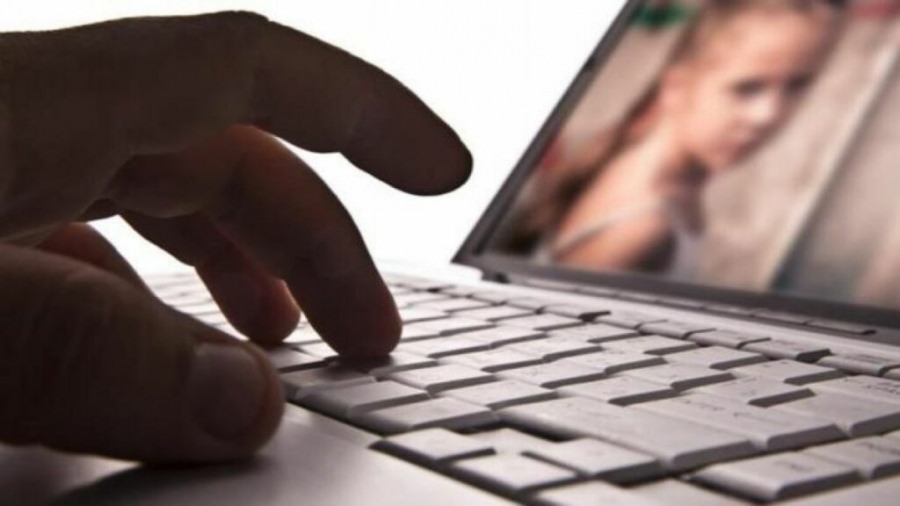Caz strigător la cer: În țara noastră o adolescentă păcălită de un bărbat maramureșean! Șantajată, după ce a trimis fotografii indecente adultului!