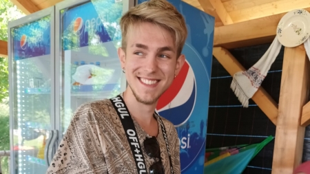 Veselie în zi specială: Recent în Maramureș un tânăr din Ucraina și-a aniversat majoratul cu adolescenții români aflați în centrul în care e cazat!