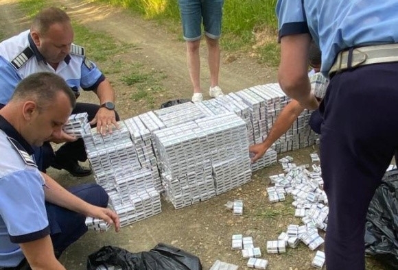Băimărean prins transportând în portbagaj 3.000 de pachete cu țigări; Acesta nu avea nici dreptul de a conduce pe drumurile publice
