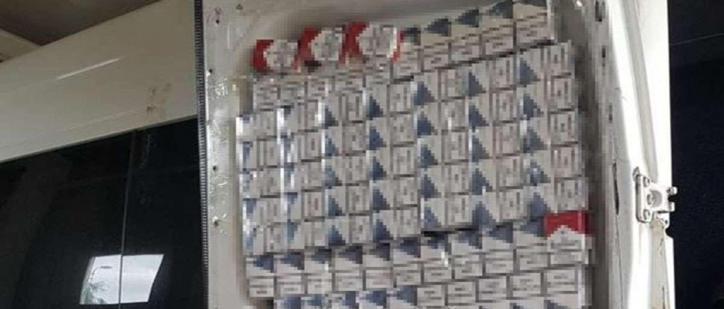 Microbuz „căptușit” cu țigări descoperit în vamă