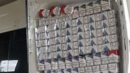 Microbuz „căptușit” cu țigări descoperit în vamă