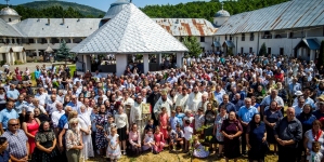 În această duminică: PS Timotei Sătmăreanul s-a aflat în mijlocul credincioșilor la Mănăstirea Portărița (FOTO)