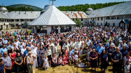 În această duminică: PS Timotei Sătmăreanul s-a aflat în mijlocul credincioșilor la Mănăstirea Portărița (FOTO)