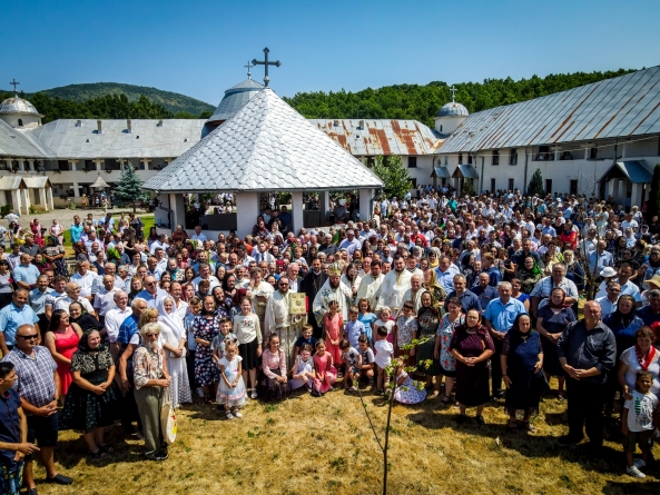 În această duminică: PS Timotei Sătmăreanul s-a aflat în mijlocul credincioșilor la Mănăstirea Portărița (FOTO)