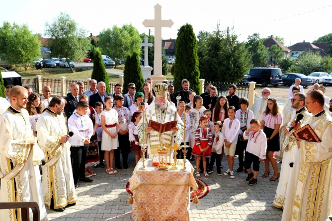 PS Iustin a târnosit biserica din localitatea Someșeni, județul Satu Mare