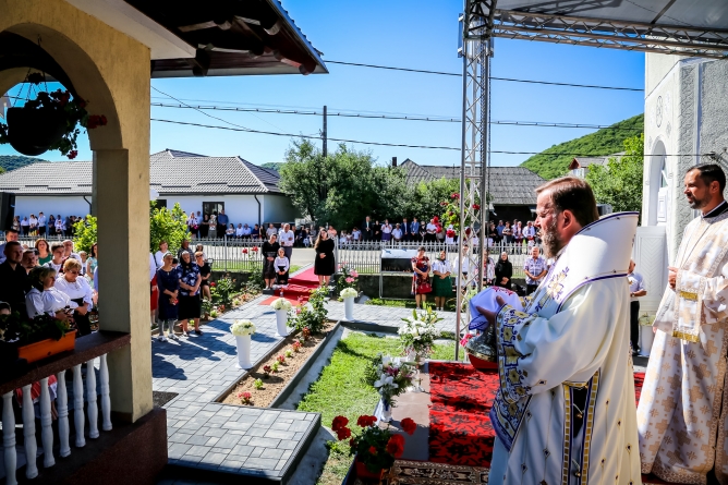 Sfânta Liturghie arhierească în Parohia Ortodoxă Răzoare