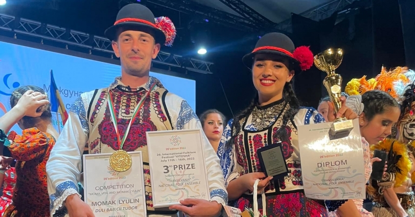Doi dansatori ai Ansamblului Folcloric Național „Transilvania” au obținut premii importante în Bulgaria (FOTO)