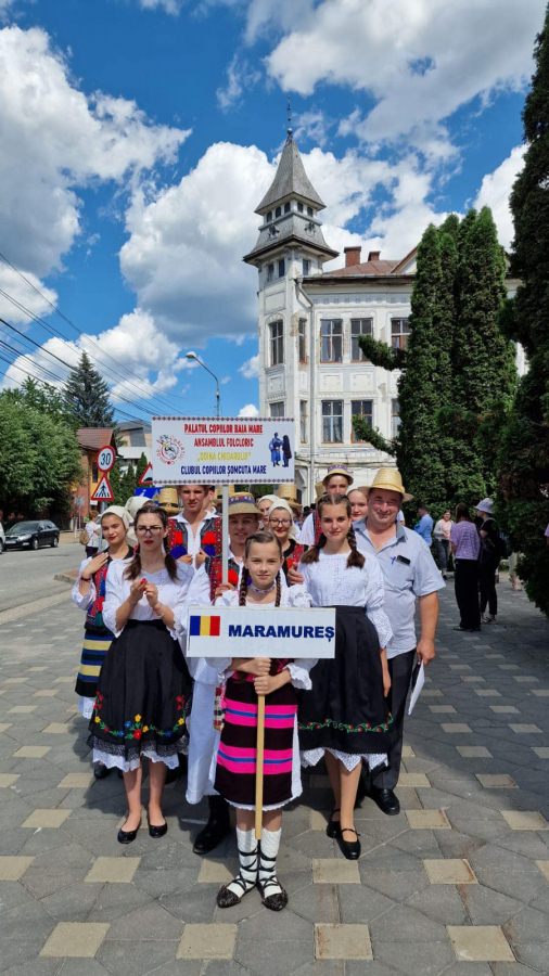 După muncă și răsplată: Elevi ai Palatului Copiilor din Baia Mare au obținut premii importante la Festivalul Internațional „Dorna, plai de joc și cântec” (FOTO)