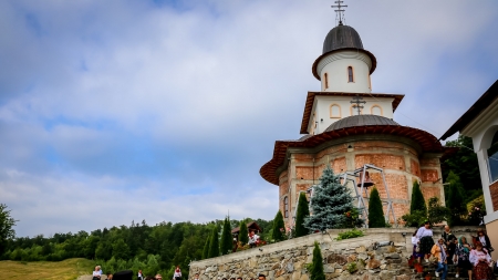 Numeroși credincioși prezenți la hramul Mănăstirii Petrova (FOTO)