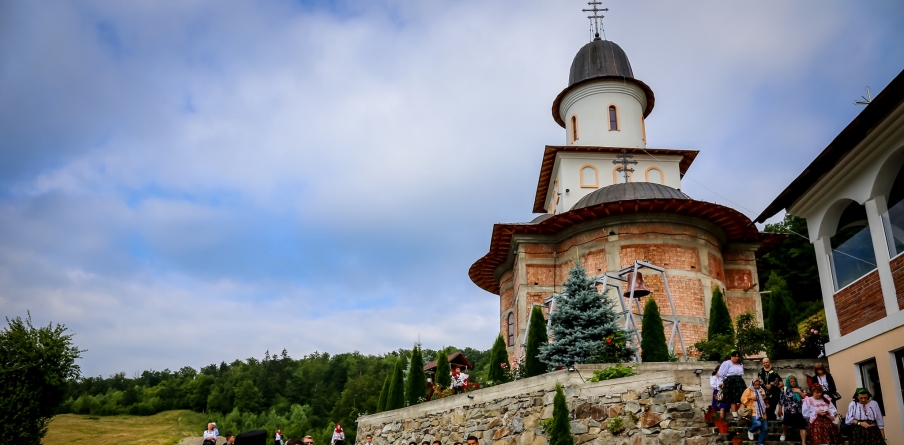 Numeroși credincioși prezenți la hramul Mănăstirii Petrova (FOTO)