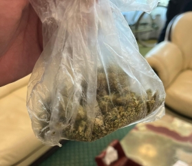 Droguri găsite asupra unei persoane aflată în incinta unui hotel din Baia Mare