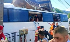 Accident rutier grav în Moisei; Un autocar cu cetățeni polonezi a părăsit partea carosabilă, intrând într-o casă
