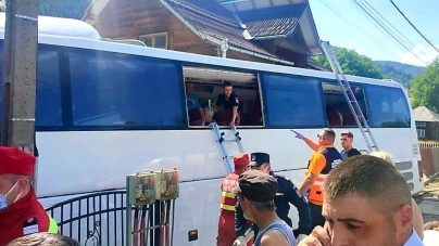 Accident rutier grav în Moisei; Un autocar cu cetățeni polonezi a părăsit partea carosabilă, intrând într-o casă