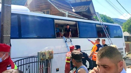 Accident rutier grav în Moisei; Un autocar cu cetățeni polonezi a părăsit partea carosabilă, intrând într-o casă
