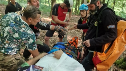 Salvamont Maramureș în acțiune: Un motociclist enduro a suferit un accident într-o zonă greu accesibilă