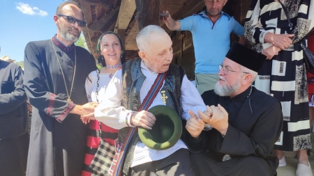 Preasfințitul Părinte Iustin i-a acordat rapsodului popular Nicolae Pițiș „Crucea Voievodală Maramureșeană” (FOTO)